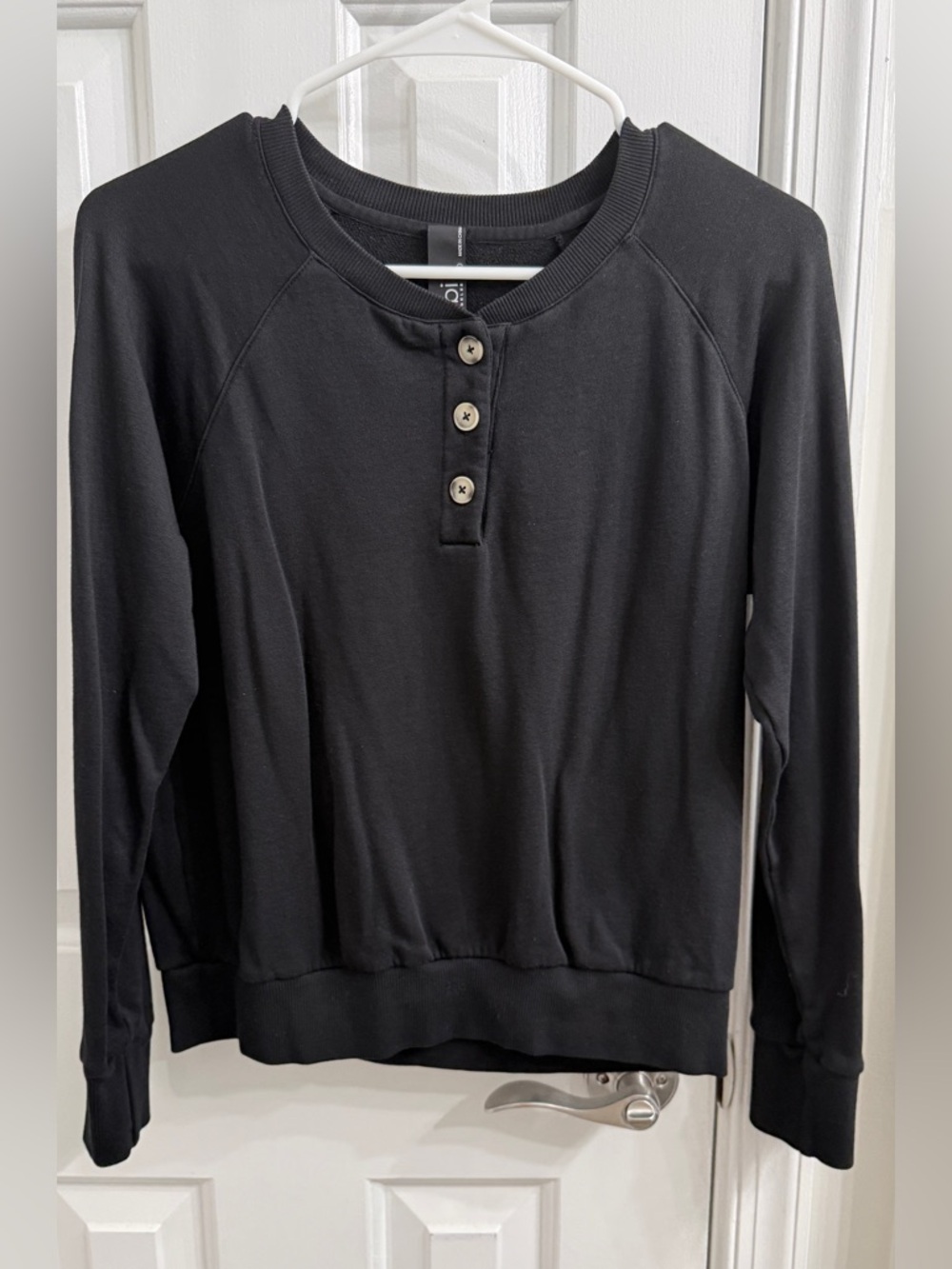Preloved bobi Black Henley Pullover with Contrast Buttons